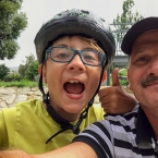 Děda a vnuk na cyklostezce