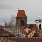 pohled na zvonici a kostelní věž