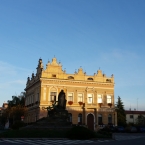 Svítání nad radnicí