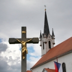 V centru